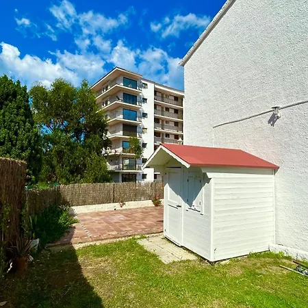Casa Con Jardin Y Piscina Comunitaria Apartment